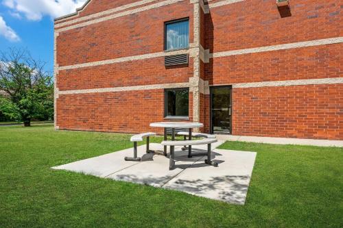 Jardín al aire libre en Super 8 by Wyndham Elgin
