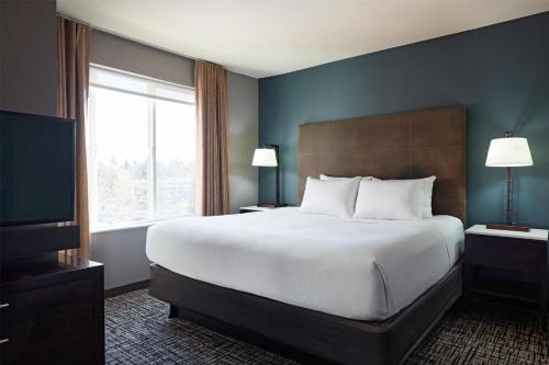 Postel nebo postele na pokoji v ubytování Hyatt House Seattle Bellevue