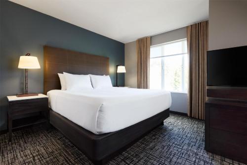 Postel nebo postele na pokoji v ubytování Hyatt House Seattle Bellevue