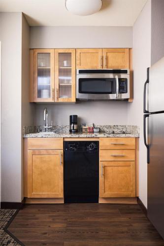 Kuchyň nebo kuchyňský kout v ubytování Hyatt House Seattle Bellevue