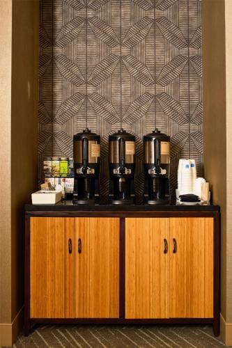 Příslušenství pro přípravu čaje a kávy v ubytování Hyatt House Seattle Bellevue