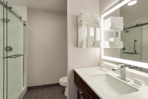 Ένα μπάνιο στο Hampton Inn Derby-Wichita Southeast
