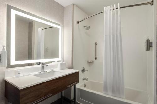 Ένα μπάνιο στο Hampton Inn Derby-Wichita Southeast