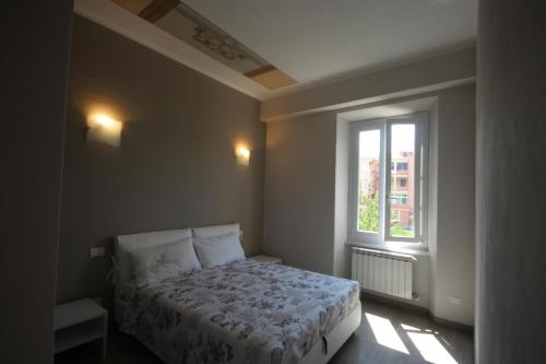 a small bedroom with a bed and a window at Ca' da Valeria One in Chiavari