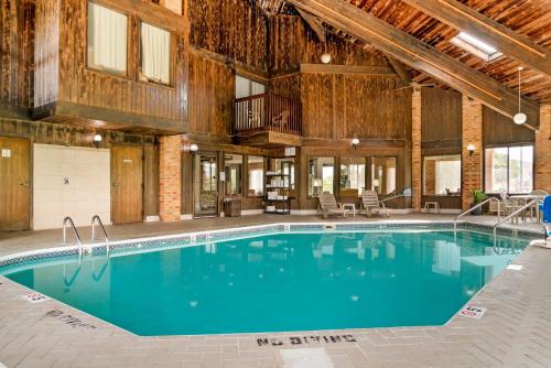 a large swimming pool in a large building at Quality Inn Grand Rapids South-Byron Center in Grand Rapids