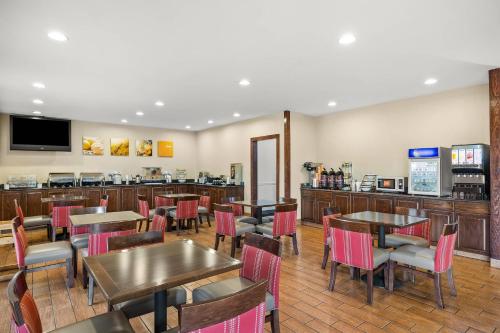 a restaurant with tables and chairs and a bar at Comfort Inn Willow Springs US 60 and US 63 in Willow Springs