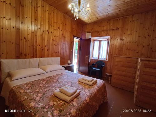 Ένα ή περισσότερα κρεβάτια σε δωμάτιο στο Casa Latini baita alta montagna