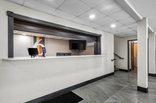 an office lobby with a window and a tv at Motel 6 North Sioux City, SD I 29 North in North Sioux City