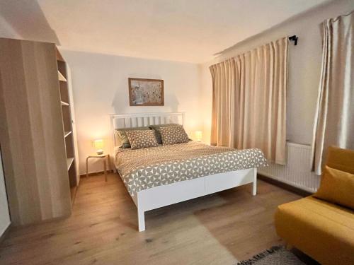 Una cama o camas en una habitación de Apartmány Žlutý dům