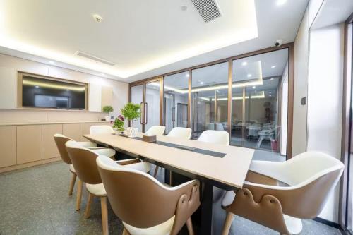 a conference room with a long table and chairs at 大同古城永泰路万信至格酒店 in Datong