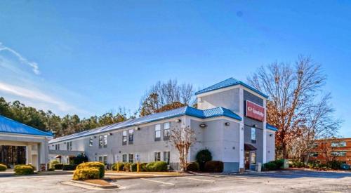 a hotel with a parking lot in front of it at Econo Lodge Raleigh near Walnut Creek Amphitheatre in Raleigh