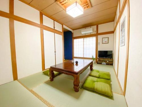 無料レンタサイクル -Guest House 団- 最大16名,難波まで2駅5分,USJまで好アクセスの3階建て