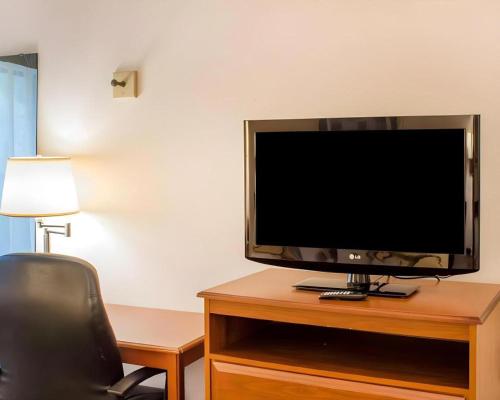 a flat screen tv sitting on top of a wooden table at Econo Lodge Raleigh near Walnut Creek Amphitheatre in Raleigh