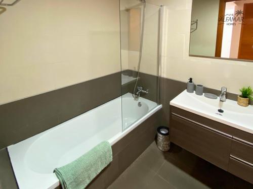 Bilik mandi di Nagomi Suite - Modern Apartment with Parking & Swimming Pool