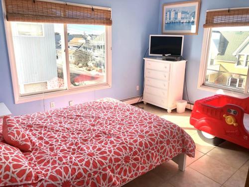 Postel nebo postele na pokoji v ubytování Single Family, Oceanfront, Beach Badges, Beach Equipment, View, Wifi, Ocean Front Home In Brant Beach 77448