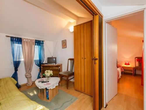 Apartments Roda - One Bedroom Apartment with Terrace Mira - ST
