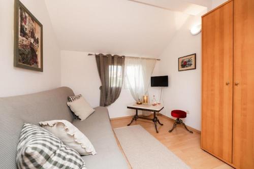 Apartments Roda - One Bedroom Apartment with Terrace Mira - ST