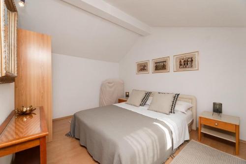 Apartments Roda - One Bedroom Apartment with Terrace Mira - ST