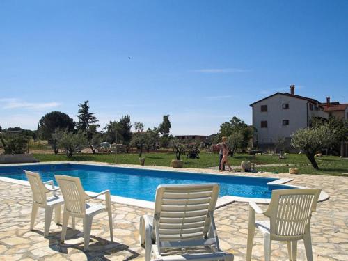 Apartment in Valbandon near Beach & Pool