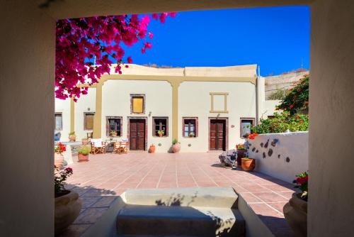 a view of a courtyard with a large building at Kalitsi Canaves in Vóthon