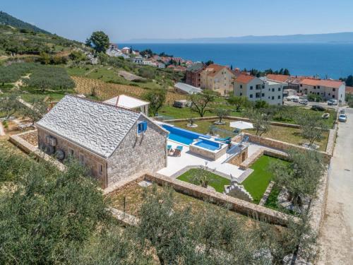 Villa Blue Sky - Three Bedroom Villa with Pool