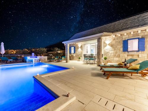 Villa Blue Sky - Three Bedroom Villa with Pool