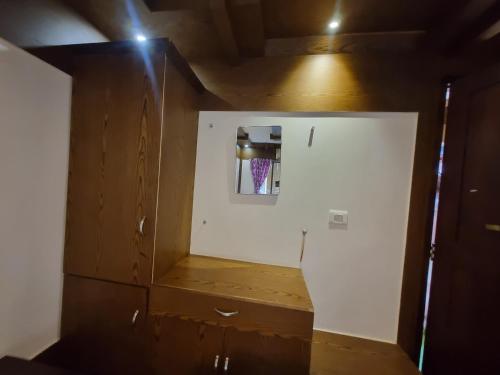 ein kleines Zimmer mit einer weißen Wand und einem Fenster in der Unterkunft Lake Paradise Hoseboat in Alappuzha