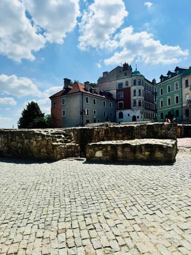 a brick street with buildings in the background at Apartament Świdnik Kosik in Świdnik