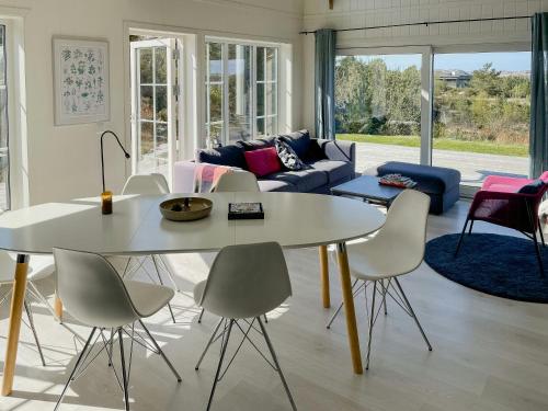 Χώρος καθιστικού στο Cozy Family Cabin Surrounded By Idyllic Islands