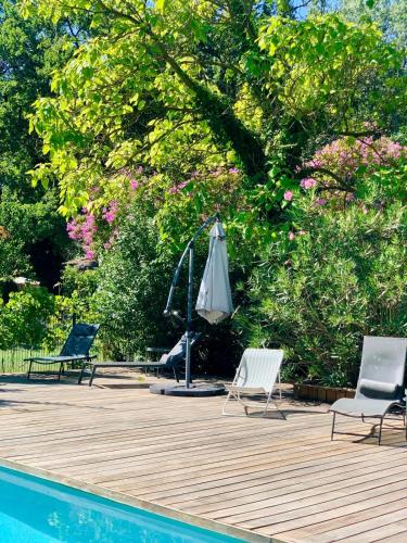 Bazén v ubytování Le Pavillon Vert - B&B nebo v jeho okolí