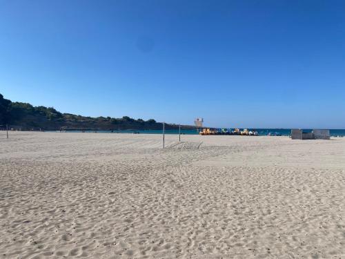 einen Sandstrand mit Meerblick in der Unterkunft La Maison du Bonheur & Escapade Côte Bleue in Martigues