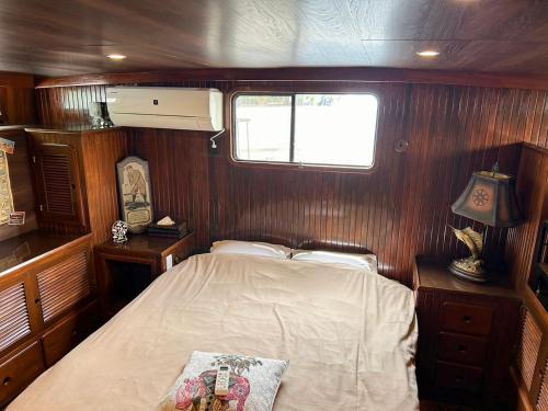 a bedroom in a boat with a bed in it at Calm Lanai Harbor in Nichinan