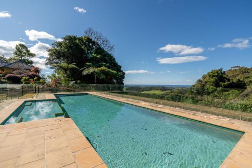 una piscina con vista al mar en Flametrees, en Jamberoo