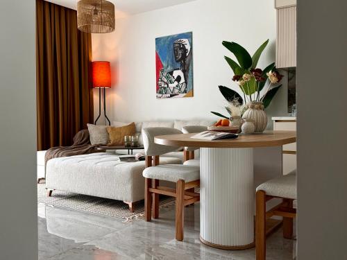 a living room with a table and a couch at Qoople Excellence apartments by the sea in Alanya