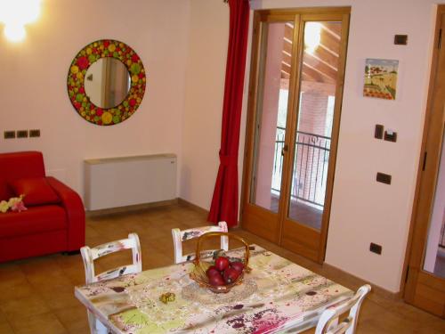 a dining room with a table with a basket of fruit on it at Agriturismo Radaméz in Monzambano
