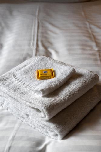 a yellow object is sitting on top of a white towel at Vogelsburg in Volkach