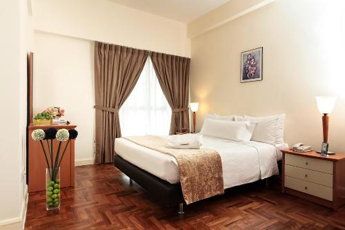 Tempat tidur dalam kamar di Village Residence Hougang by Far East Hospitality