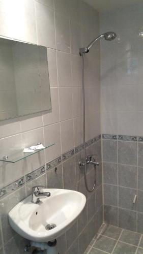 a bathroom with a sink and a shower at Villa Nasco in Golden Sands