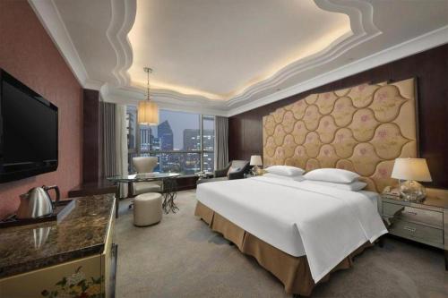 Ένα ή περισσότερα κρεβάτια σε δωμάτιο στο New Century Grand Hotel Ningbo