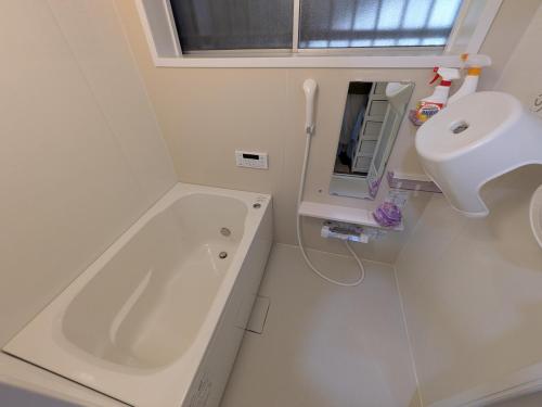 a white bathroom with a tub and a sink at Villa Otsu by Kyoto ヴィラ大津 by 京都 6人泊 3BR 京都駅10分 大津駅徒歩5分 in Otsu