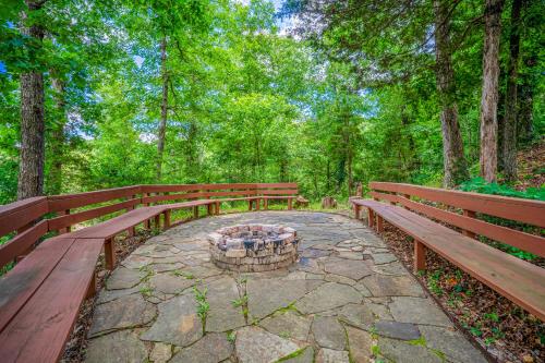 Κήπος έξω από το Hotel O Eureka Springs - Christ of Ozark Area