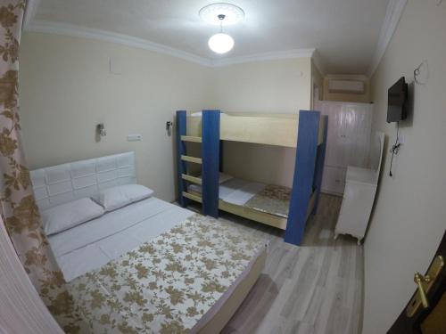 a small room with two bunk beds and a couch at Pınar Vintage House in Pamukkale