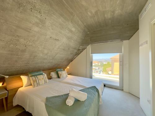 ein Schlafzimmer mit einem großen Bett und einem großen Fenster in der Unterkunft Casa Maruja in Alhaurín de la Torre
