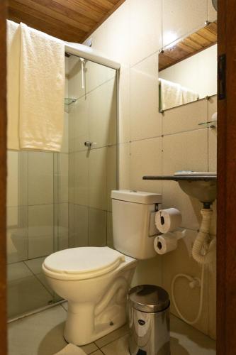 a bathroom with a toilet and a sink at Pituba Vile - Apartamento Pituba in Itacaré