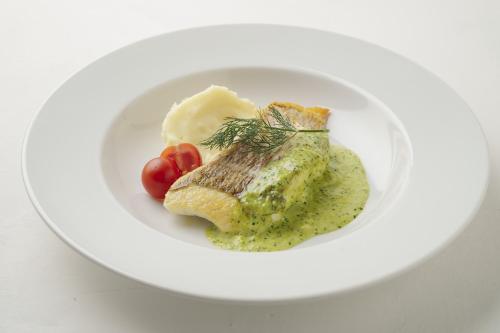a plate of food with meat and mashed potatoes and tomatoes at Luce Stay&Resort Evoluto101 in Urayasu