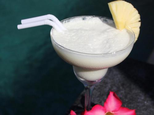 een drankje in een martiniglas met een rietje bij Dream Beach Kubu & SPA by ABM in Nusa Lembongan