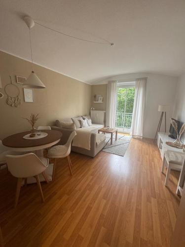 a living room with a couch and a table at Wohnung Chemnitz-Zentrum in Chemnitz