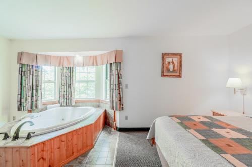 Ένα ή περισσότερα κρεβάτια σε δωμάτιο στο Hotel O Eureka Springs - Christ of Ozark Area