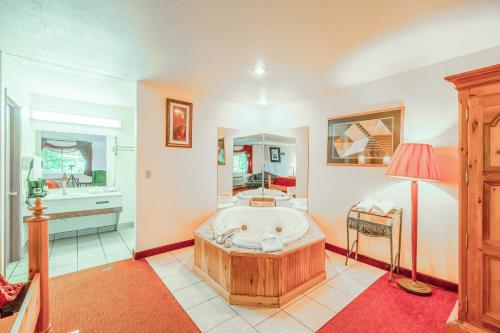 Ένα ή περισσότερα κρεβάτια σε δωμάτιο στο Hotel O Eureka Springs - Christ of Ozark Area