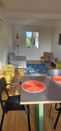 un salon avec une table et un canapé dans l'établissement Bourges coeur de marais, à Bourges